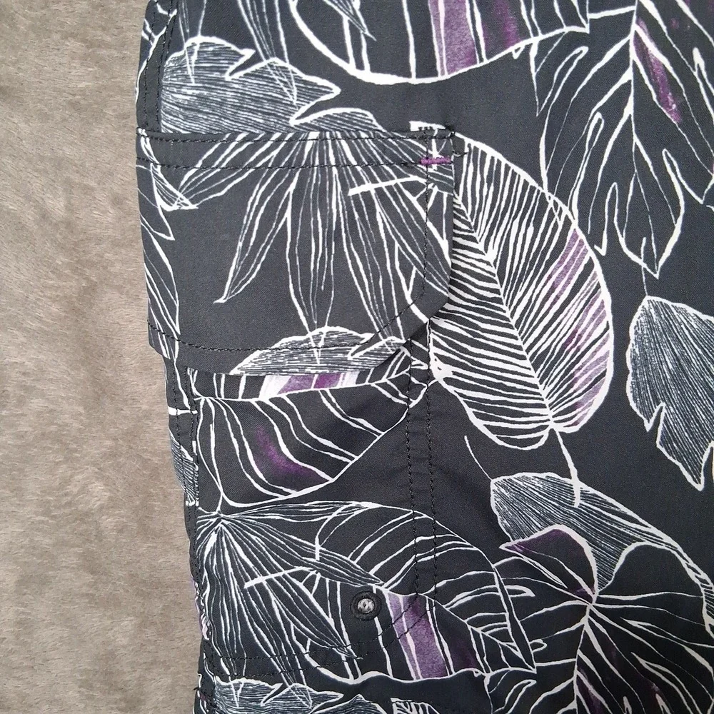 Tommy Bahama Baja Bonita Cove Board Shorts Men Size Large Black Floral Print